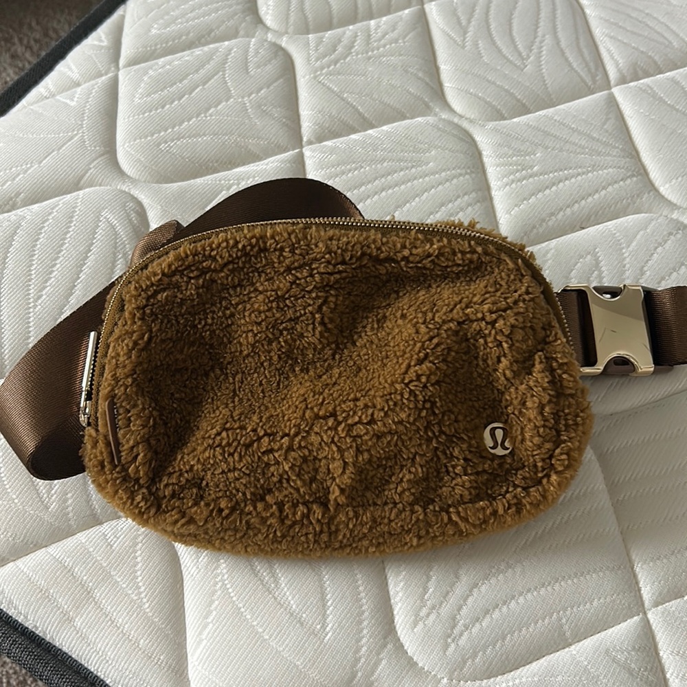 Lululemon Everywhere Belt Bag Fleece